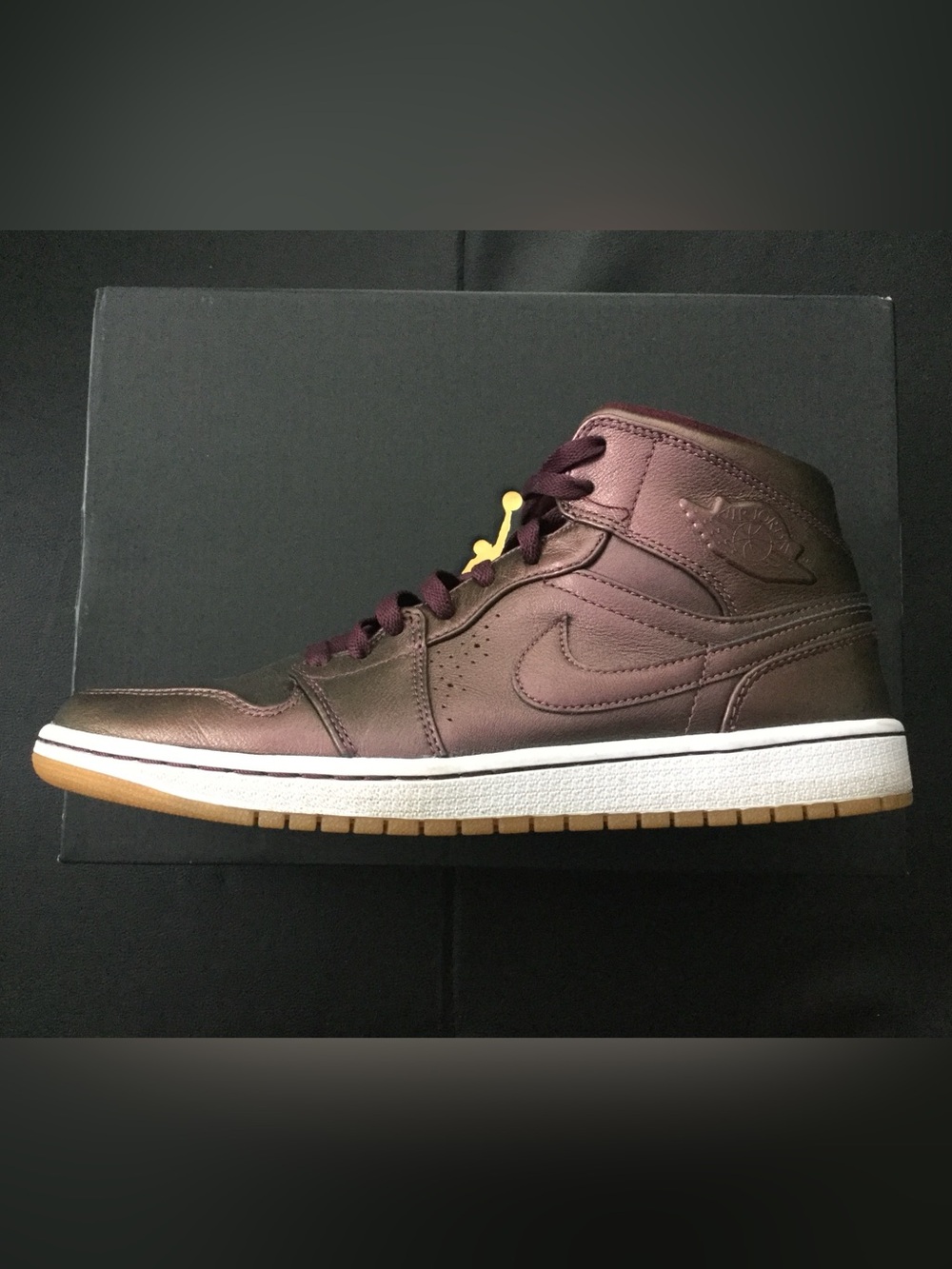 Jordan 1 Mid Nouveau Deep
Burgundy